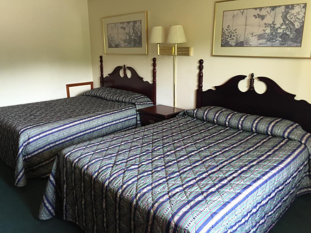 A Sapphire Inn Franklin Room photo