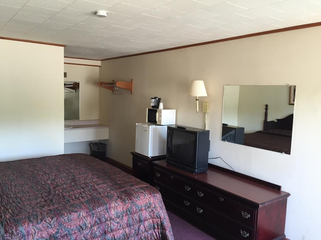 A Sapphire Inn Franklin Room photo