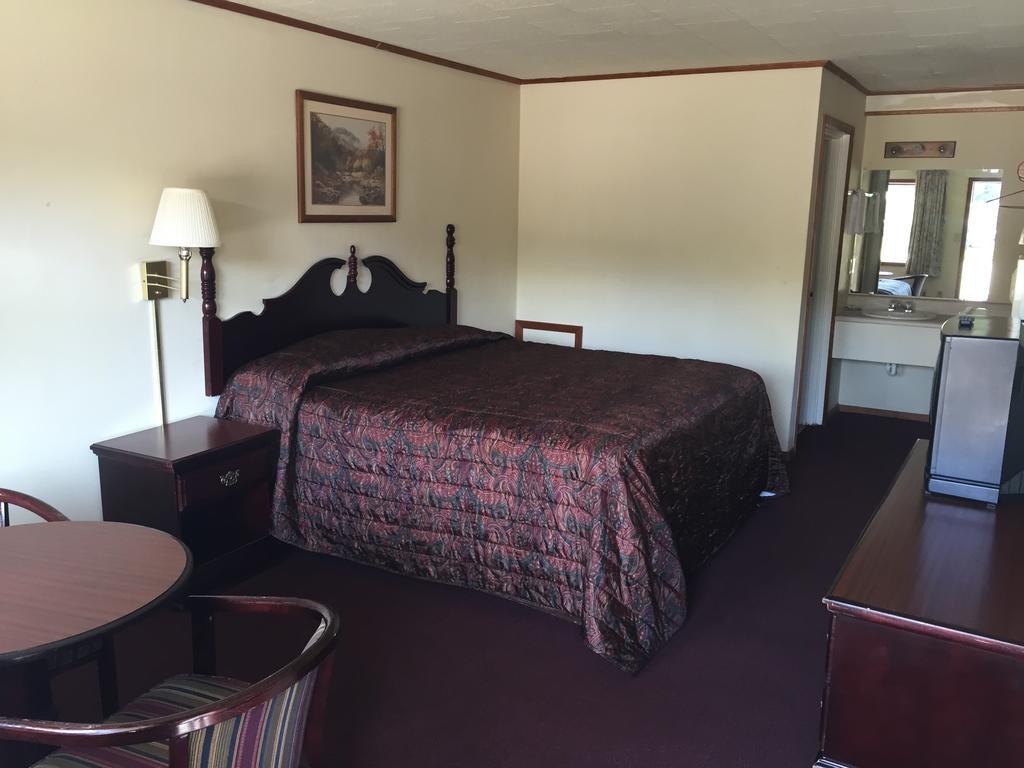 A Sapphire Inn Franklin Room photo